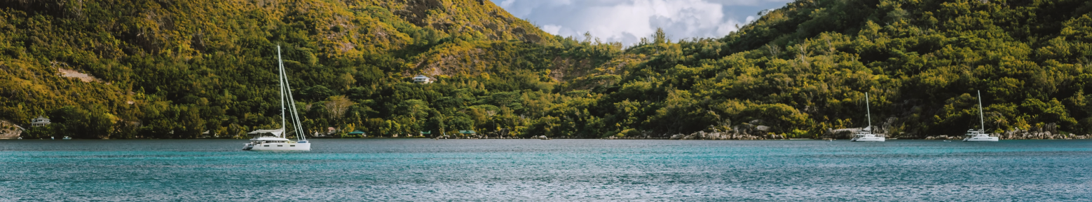 Voiliers au mouillage dans une baie bordée de collines à Saint-Barthélemy