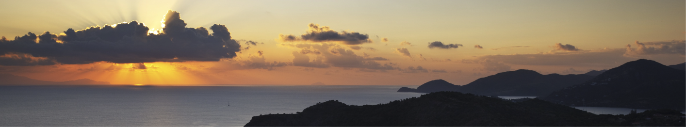 Coucher de soleil sur la mer et les collines de Saint-Barthélemy
