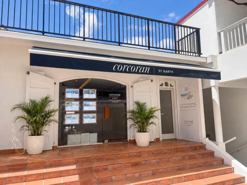 Façade de l’agence Corcoran St Barth à Gustavia